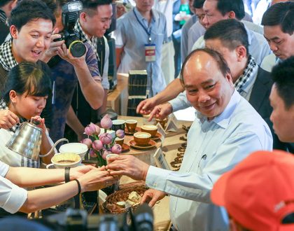 Trung Nguyên vinh dự đón Thủ tướng Chính phủ Nguyễn Xuân Phúc và Nguyên Chủ tịch nước Trần Đức Lương cùng phu nhân đến thăm gian hàng tại Hội chợ triển lãm chuyên ngành cà phê.