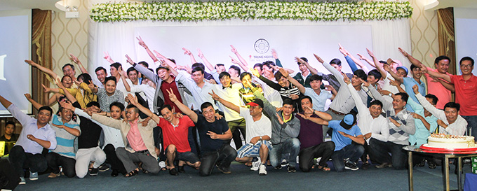 Đội Xanh - Quán quân (bên phải) và Đội Cam - Á quân (bên trái) chung cuộc phần thi teambuilding