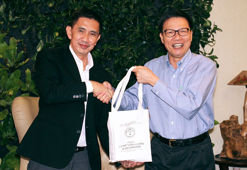 NAE Nguyễn Nguyên trao tặng đến Đại diện Đoàn – Giáo sư Loh Heng Meng phần quà cà phê năng lượng
