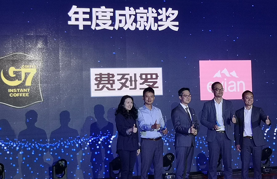 Đại diện Tập Đoàn Trung Nguyên Legend nhận Giải Thành Tựu Của Năm của trang thương mại điện tử JD.com