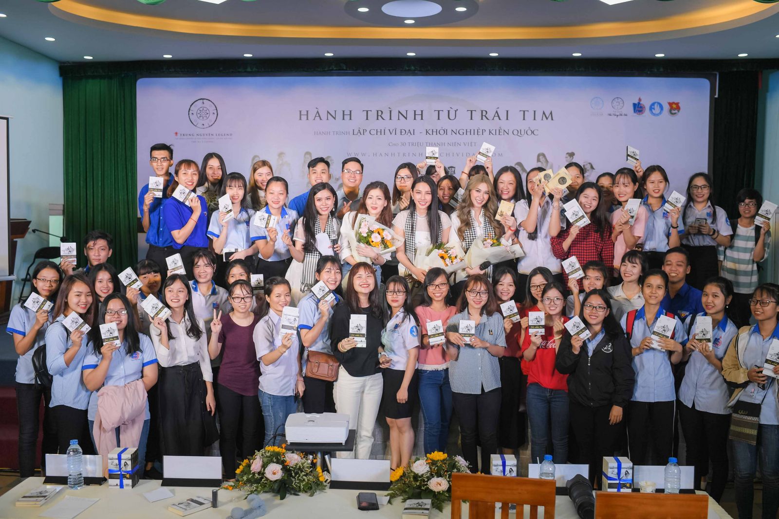 Các khách mời và sinh viên Trường Đại học Lao động – Xã hội Cơ sở II TP. Hồ Chí Minh