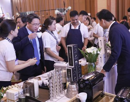 Ông Nguyễn Hải Ninh – Phó Chủ tịch UBND Tỉnh Đắk Lắk trải nghiệm sản phẩm Trung Nguyên Legend Capsule tại buổi Họp báo Lễ hội Cà phê Buôn Ma Thuột