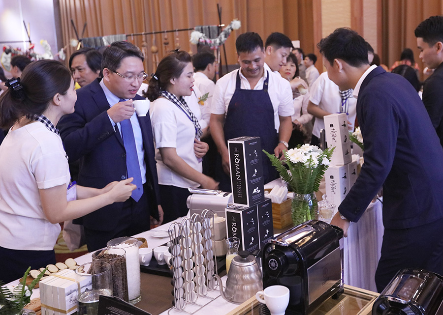 Ông Nguyễn Hải Ninh – Phó Chủ tịch UBND Tỉnh Đắk Lắk trải nghiệm sản phẩm Trung Nguyên Legend Capsule tại buổi Họp báo Lễ hội Cà phê Buôn Ma Thuột