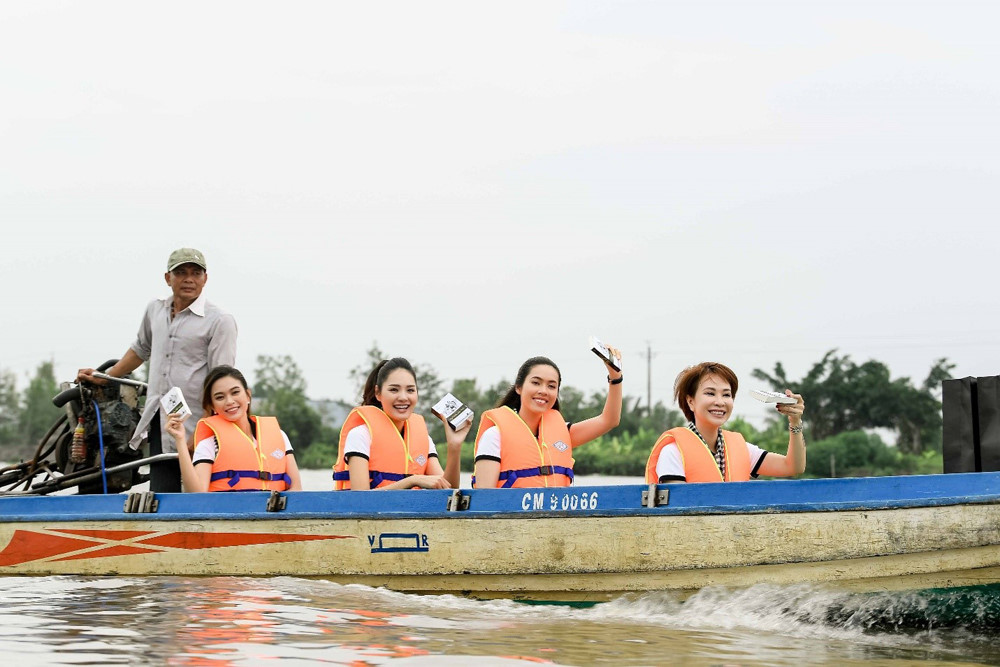 Hành trình trao sách quý nơi kênh rạch chằng chịt đồng bằng sông Cửu Long