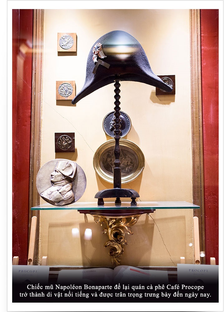 The hat Napoleon Bonaparte left behind at Café Procope has become a famous relic, has been treasured and displayed to this day.