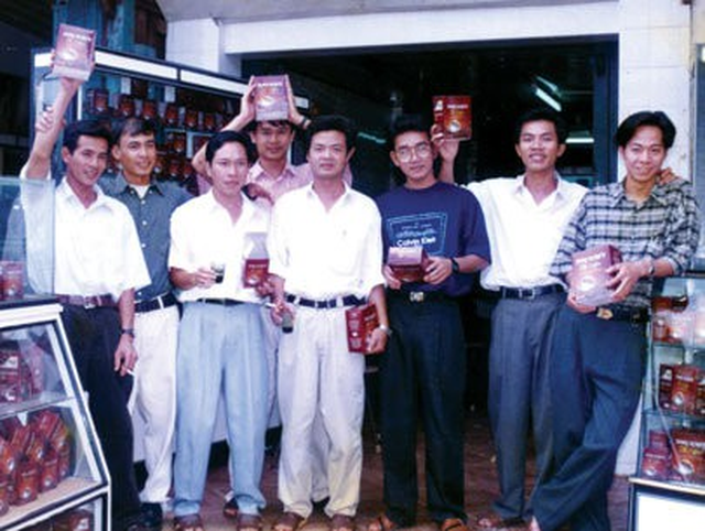 Cùng nhóm bạn tại “hãng cà phê ọp ẹp nhất” năm 1996 (Nguyên Vũ đứng thứ 2 từ trái)