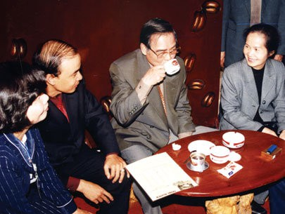 Cố Thủ tướng Phan Văn Khải thưởng thức cà phê Trung Nguyên