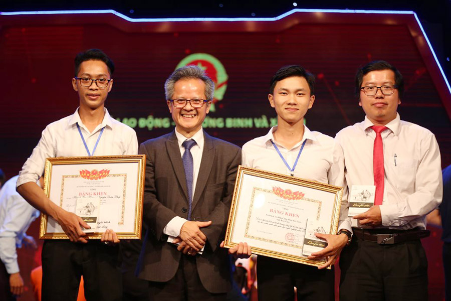 Người Anh Em Trần Hữu Đức – Giám đốc Khối Nguồn Nhân Lực Tập đoàn Trung Nguyên Legend trao bằng khen cho các thí sinh đạt giải thưởng tại cuộc thi Startup Kite 2020.
