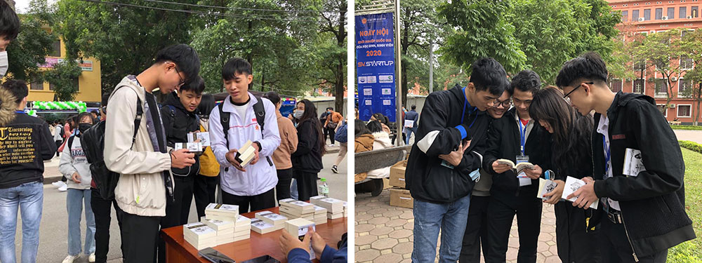 Các bạn học sinh, sinh viên tham gia Ngày hội khởi nghiệp hào hứng nhận sách quý do Trung Nguyên Legend trao tặng