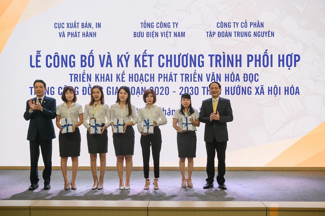 Thứ trưởng Hoàng Vĩnh Bảo, Thứ trưởng Phạm Anh Tuấn trao tặng sách cho đại diện bưu điện Văn hóa xã của 4000 điểm.
