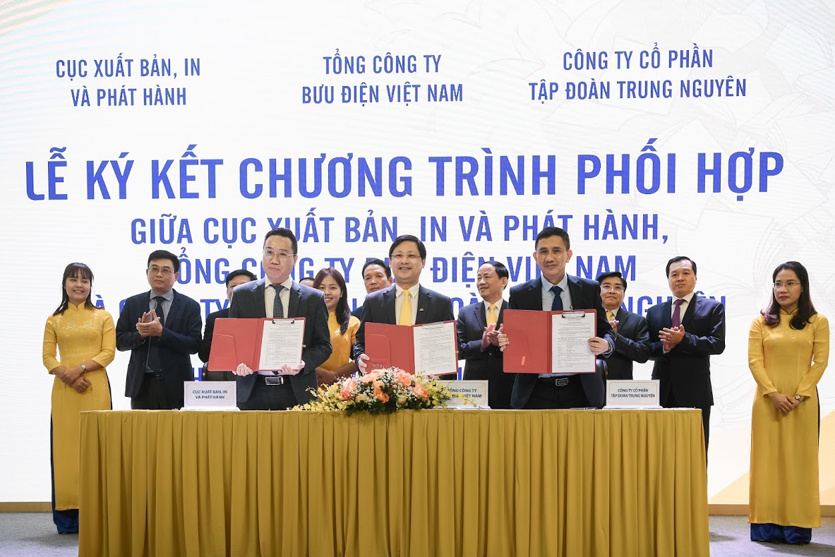 Lễ ký kết Thỏa thuận hợp tác triển khai Chương trình Phát triển văn hóa đọc trong cộng đồng giai đoạn 2020-2030 giữa Bộ Thông tin & Truyền thông, Tập đoàn Trung Nguyên Legend và Tổng công ty Bưu điện Việt Nam.