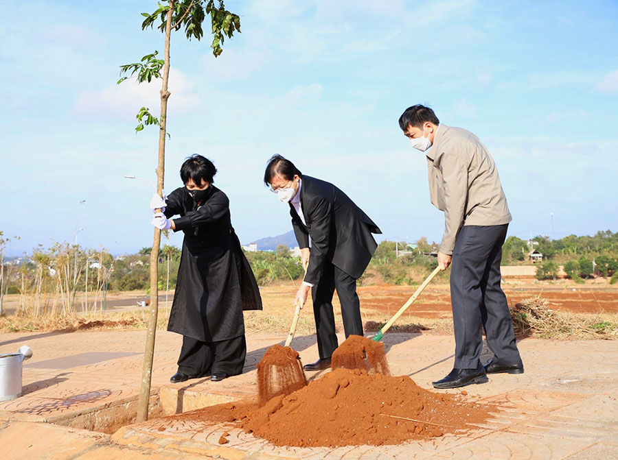 Giám đốc sở nông nghiệp và phát triển nông thôn Đắk Lắk và Phó chủ tịch tỉnh UBND thành phố Buôn Ma Thuột tham gia Tết trồng cây xuân Nhâm Dần tại Thành phố Cà phê
