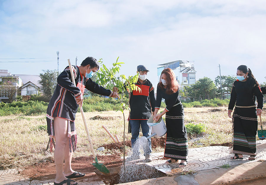 Đồng bào dân tộc Ê-đê cùng tham gia Tết trồng cây tại Thành phố Cà phê