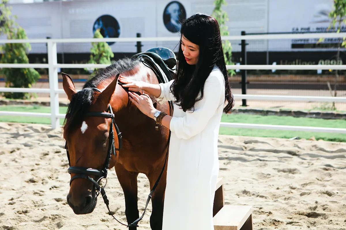 Những người khách quý trải nghiệm liệu pháp chữa lành Thân – Tâm – Trí qua hoạt động cưỡi ngựa