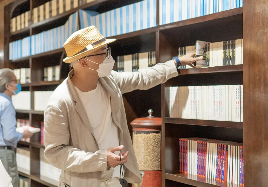 Những người khách quý khám phá kho tàng kiến thức tại Thư viện Ánh sáng – Trái tim của Bảo tàng Thế giới cà phê.