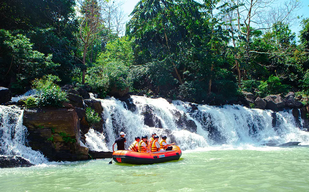 Du khách hào hứng khi vượt thác ngắm cảnh đẹp trên sông Sêrêpốk.