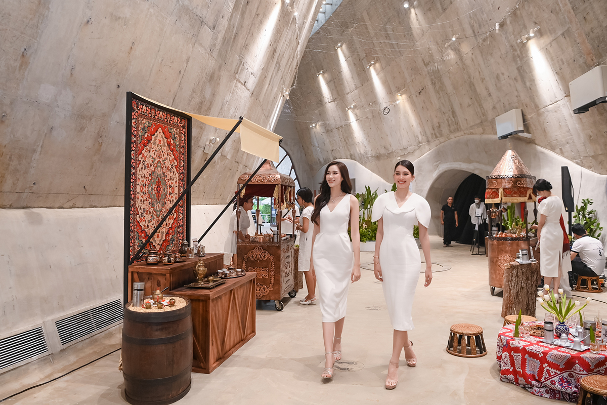 Hoa hậu Tiểu Vy và Hoa hậu Đỗ Thị Hà thích thú khám phá ba nền văn minh cà phê thế giới Ottoman – Roman – Thiền tại Bảo Tàng Thế Giới Cà Phê