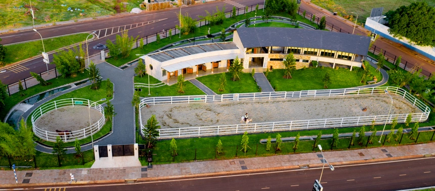 Nhà điều hành tại khu cưỡi ngựa Ả Rập - Golf 3D có kiến trúc lấy cảm hứng từ nhà Dài, nhà sàn bản địa