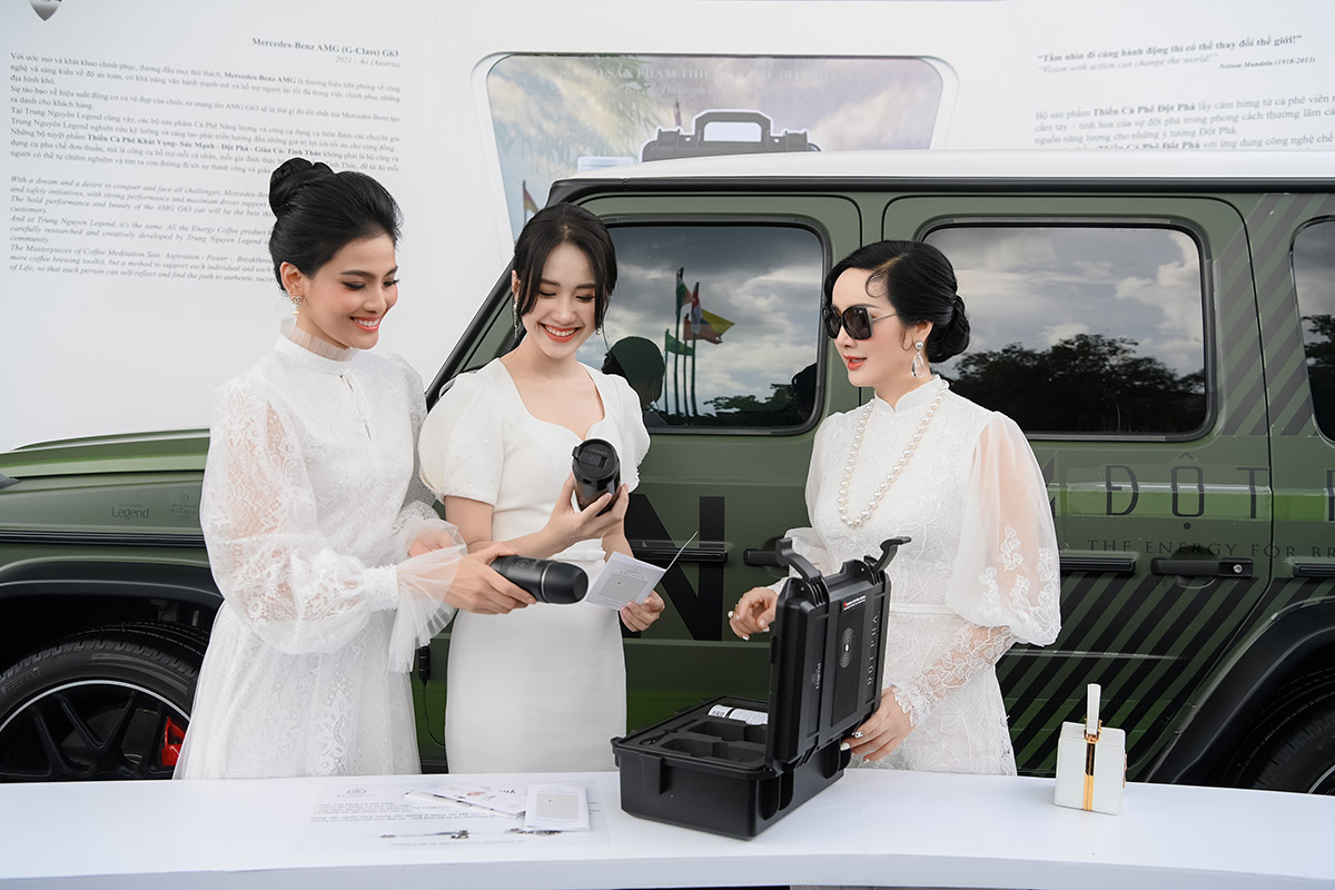 Runner-up Truong Thi May, Painter - Designer Anh Thu and Miss Hung Temple Giang My were passionate about the strong creative energy for the new ideas of The Break-Through Coffee Meditation Set