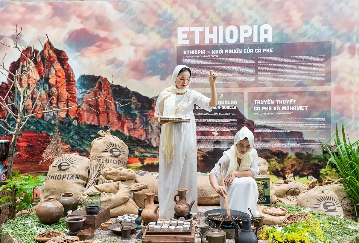 Nghi lễ cà phê của người Ethiopia trong lãm Cà phê ở những vùng đất thiêng phương Đông được phục dựng và thu hút rất nhiều khách trải nghiệm