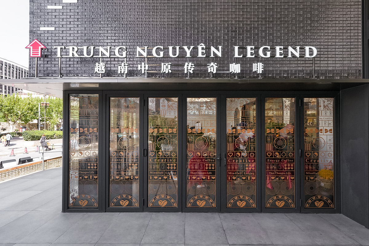 The space of Trung Nguyên Legend Coffee World is situated in the busy commercial center of Taikoo Hui, on Nanjing West Road. This is considered a gathering place for local intellectuals, elites, and international visitors when come to Shanghai.