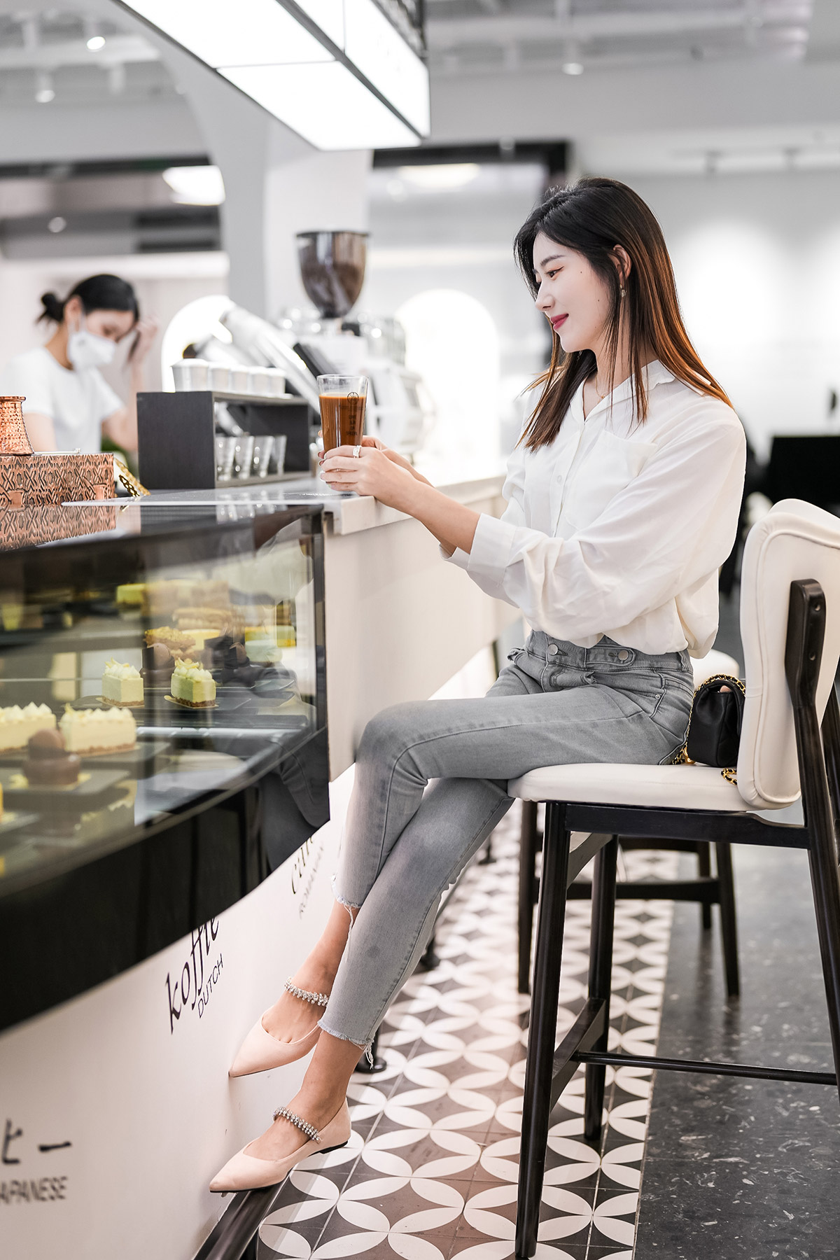 In particular, cups of coffee have distinctive flavors created from the Vietnamese coffee cultural heritage such as Vietnamese traditional filter coffee, globally famous Vietnamese iced milk coffee, and Vietnamese egg coffee,… which are the favorite choices of Chinese young people.