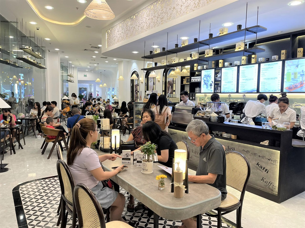 On October 10, Trung Nguyên Legend opens 10 coffee spaces within 1 day at central locations in all provinces and cities in Vietnam, attracting many customers to experience.