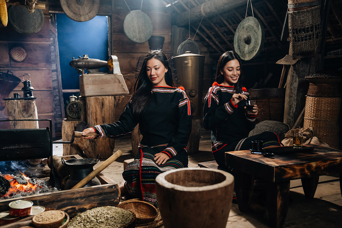 Hoa hậu Tiểu Vy cùng Á hậu Kim Duyên trải nghiệm văn hóa cà phê bản địa Tây Nguyên tại thủ phủ cà phê Buôn Ma Thuột.