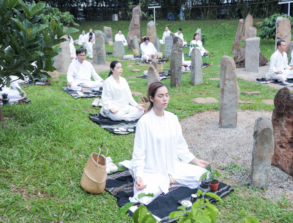 Á hậu Hoàng My cùng các vị khách quý trải nghiệm Thiền Cà phê tại vườn Zen của Thành phố Cà phê trong hành trình “Cùng Tỉnh thức và Biết ơn”
