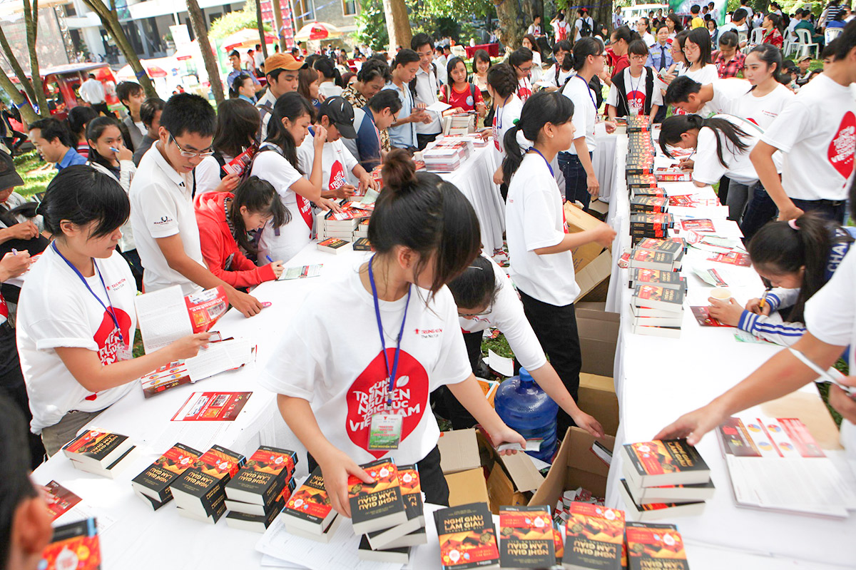 Hàng ngàn cuốn sách đầu tiên của Tủ sách nền tảng đổi đời "Nghĩ giàu làm giàu" được trao tặng cho thế hệ trẻ trong Ngày hội Sáng Tạo Vì Khát Vọng Việt tại Dinh Thống Nhất vào ngày kỷ niệm 9 năm ra mắt G7 (23.11.2012).