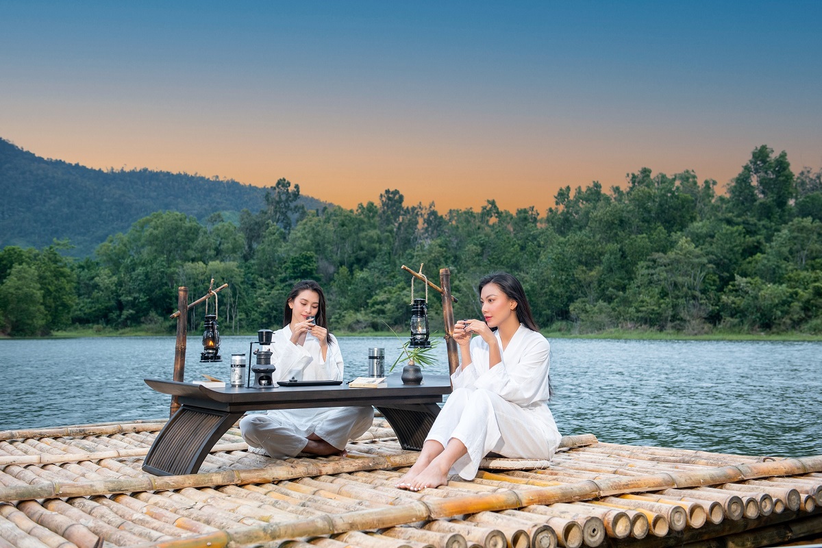 Hoa hậu Tiểu Vy và Á hậu Kim Duyên trải nghiệm văn minh cà phê Thiền tại M’Drak. 