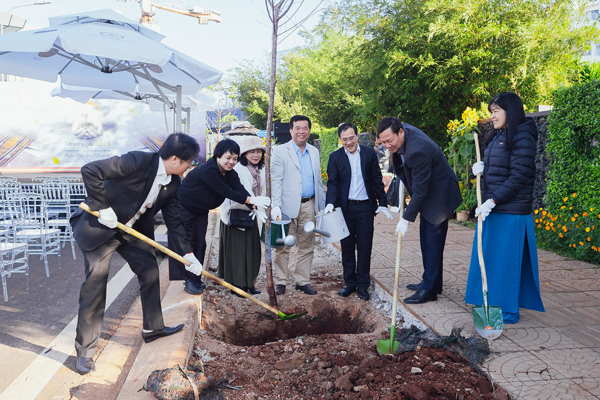 Lãnh đạo tỉnh Đắk Lắk cùng tham dự Tết trồng cây lần thứ 6 tại Thành phố Cà phê