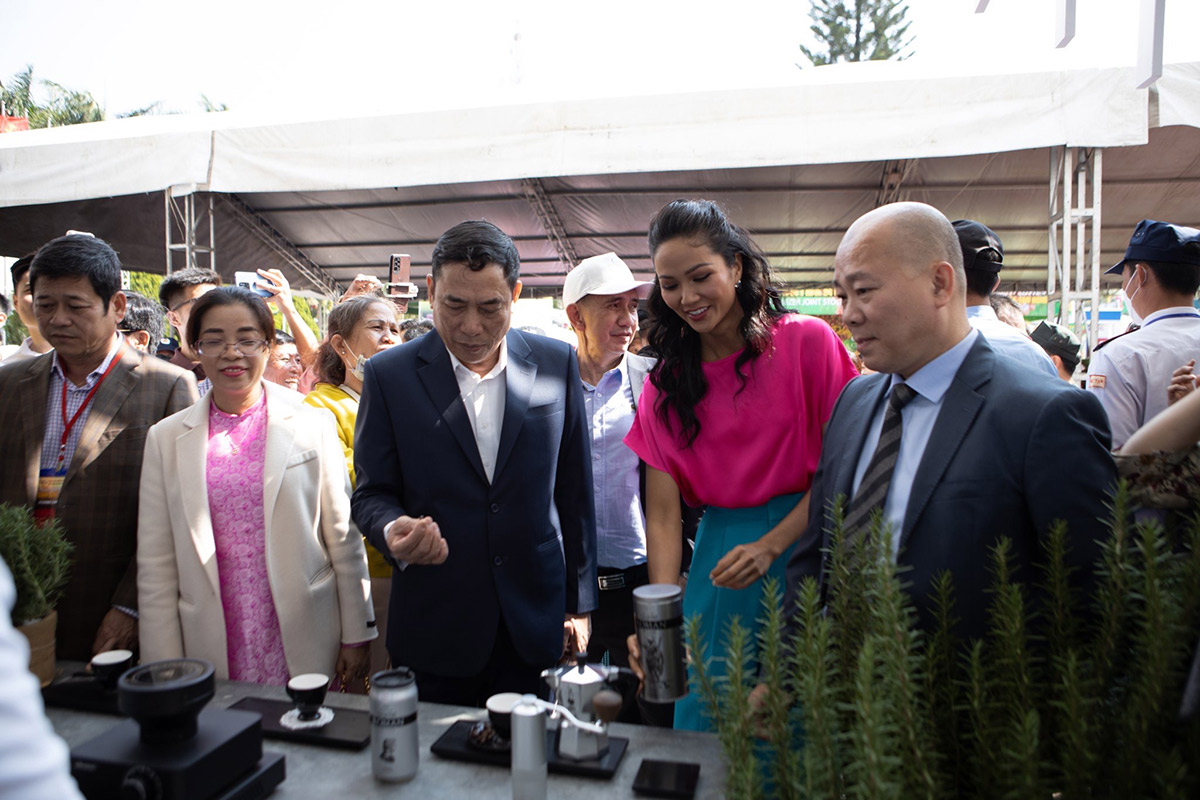 Hoa hậu H’Hen Niê – Đại sứ Lễ hội Cà phê Buôn Ma Thuột 2023 tại Hội chợ triển lãm chuyên ngành cà phê được khai mạc vào sáng ngày 10/3