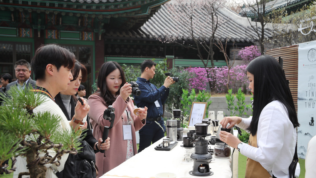 Những phong cách thưởng lãm rất khác biệt như Cà phê Thiền, được sáng tạo từ di sản văn hóa cà phê phin Việt Nam đã gây ấn tượng đặc biệt với người yêu cà phê tại Hàn Quốc.