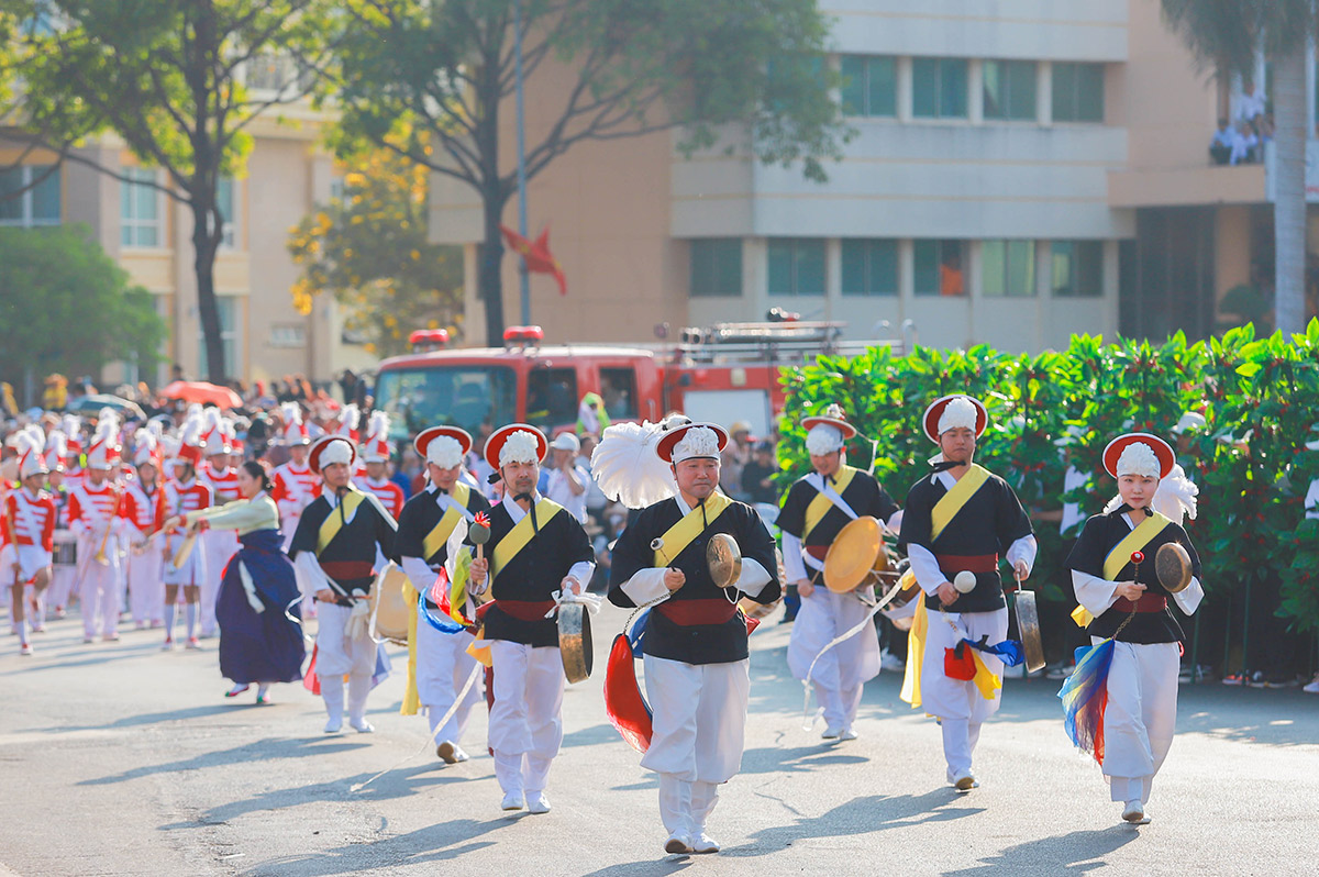 Đoàn nghệ thuật Tỉnh Jeollabuk (Hàn Quốc) với những điệu múa truyền thống kết hợp với biểu diễn âm nhạc dân gian