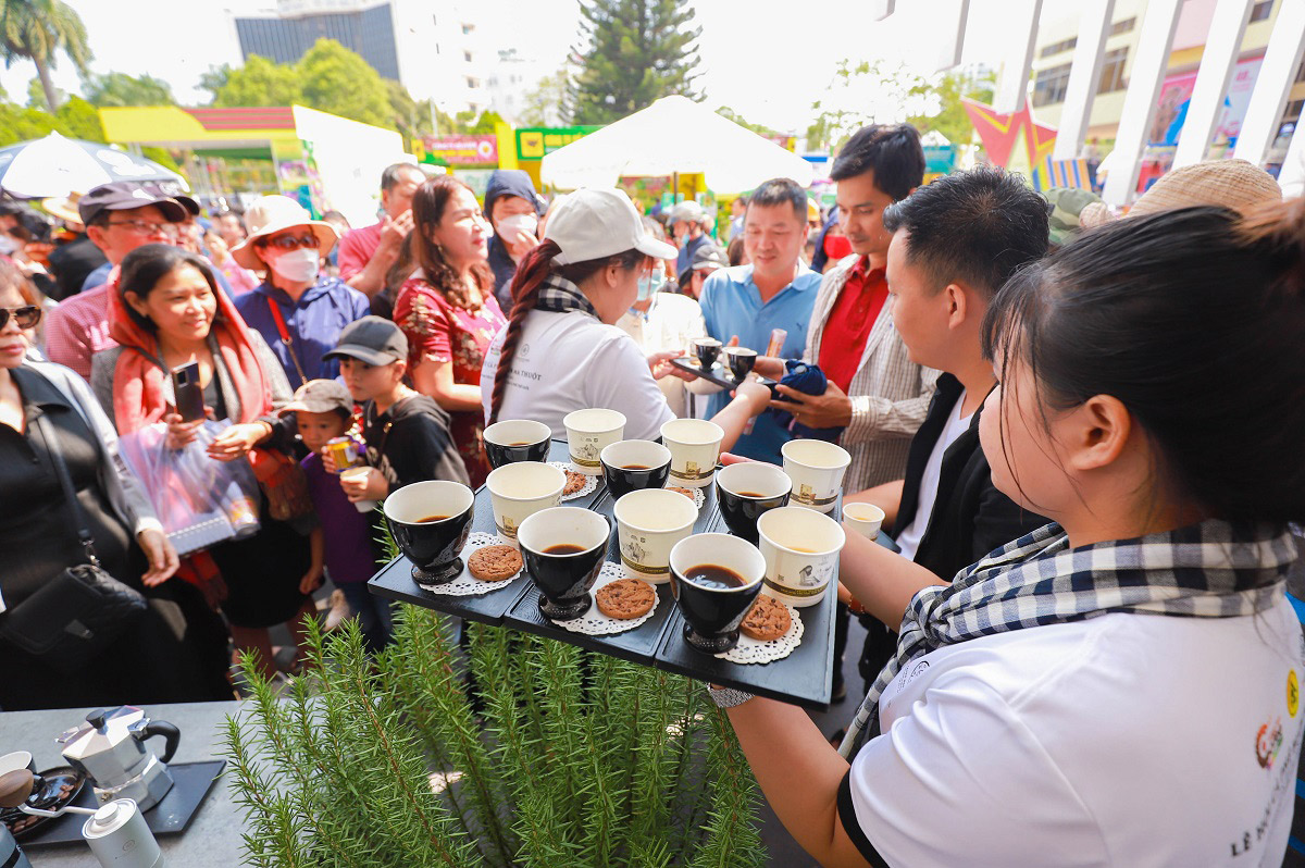  Tập đoàn Trung Nguyên Legend đã phục vụ 45.000 ly cà phê miễn phí trên các tuyến đường Phan Đình Giót, Nguyễn Tất Thành và các khu vực tổ chức họat động của lễ hội