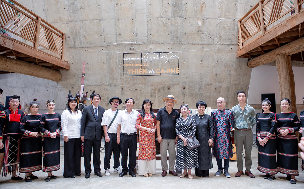 Đại diện sở VH-TT-DL Đắk Lắk, gia đình nhạc sĩ Trịnh Công Sơn, các chuyên gia và khách mời tham dự triển lãm.