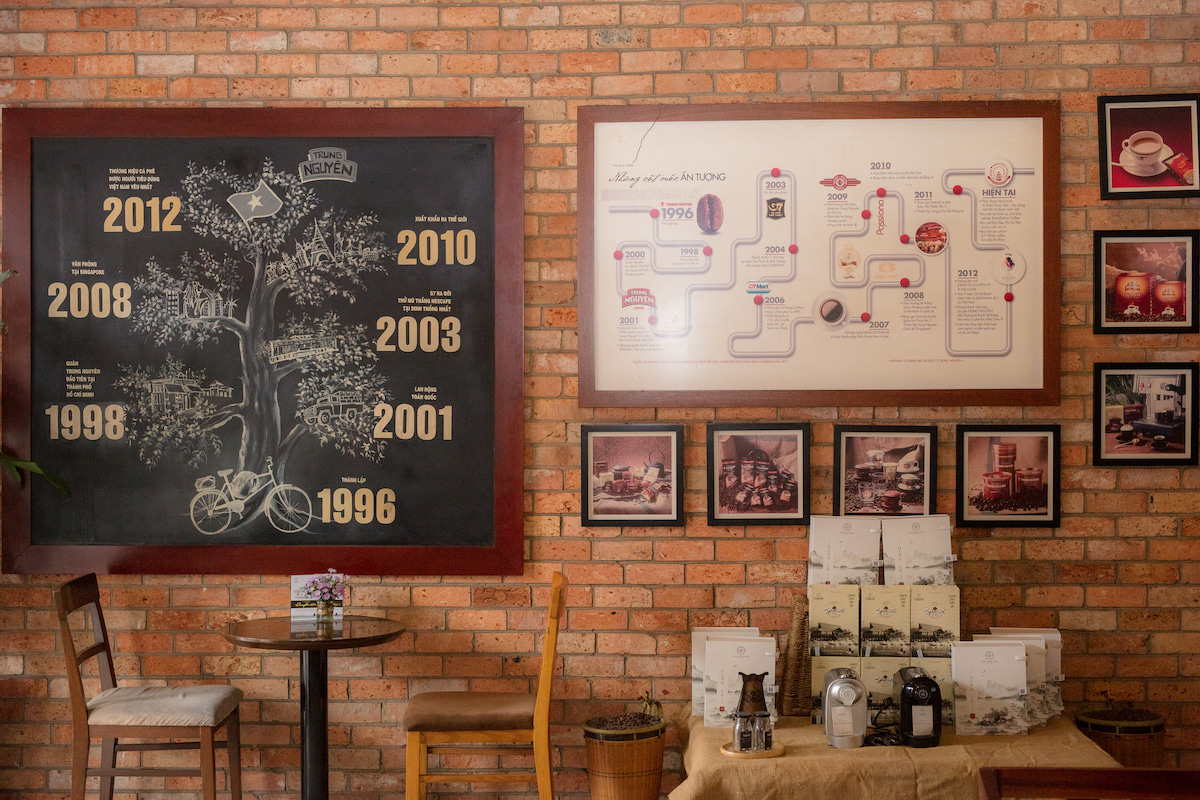 Quán cà phê Trung Nguyên đối chứng đầu tiên tại Việt Nam sau 25 năm vẫn là điểm đến yêu thích để khách hàng thưởng thức ly cà phê “đúng chất” Trung Nguyên và chọn mua các sản phẩm cà phê Trung Nguyên tuyệt hảo.