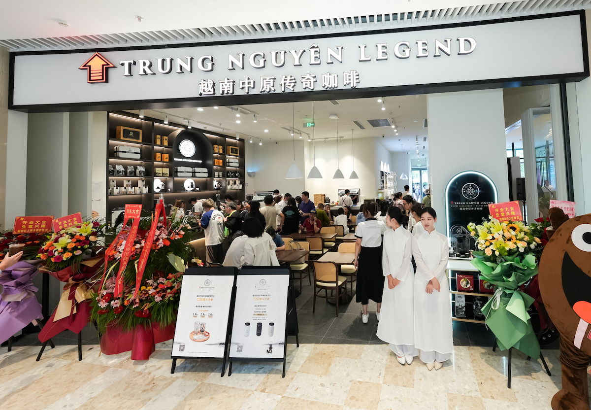 Thế giới cà phê Trung Nguyên Legend tại trung tâm thương mại One East, Thượng Hải tiếp tục thu hút đông đảo người yêu cà phê quốc tế đến trải nghiệm trong ngày đầu tiên ra mắt.