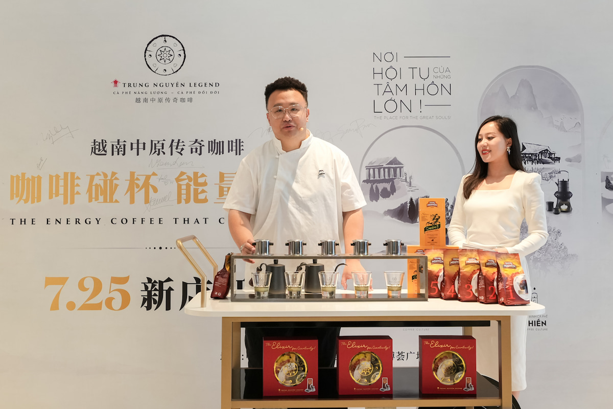 Người yêu cà phê quốc tế thích thú thưởng lãm nghệ thuật pha chế Cà phê phin – một di sản văn hóa cà phê Việt Nam trong sự kiện khai trương Thế giới cà phê Trung Nguyên Legend tại One East, Thượng Hải.