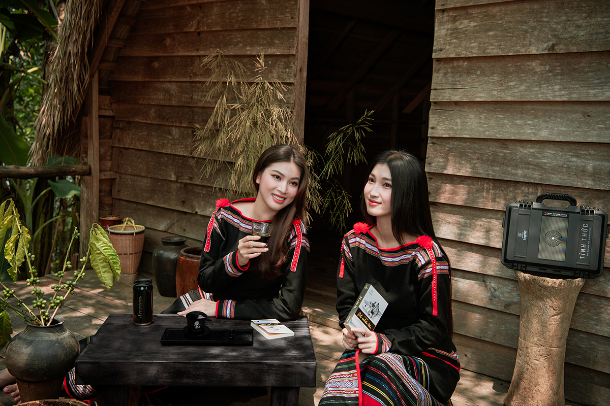 Á hậu Phương Nhi và Ngọc Thảo trải nghiệm văn hóa cà phê ngay tại quê hương hạt cà phê Robusta Buôn Ma Thuột ngon nhất thế giới.