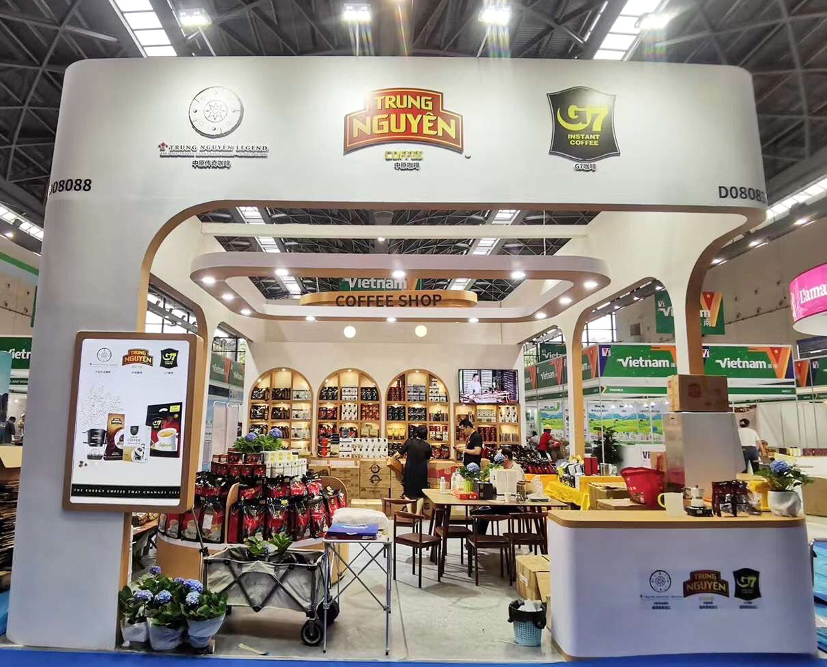 Trung Nguyên Legend hiện diện nổi bật với gian hàng có diện tích lớn nhất và vị trí đẹp nhất khu vực Việt Nam, đẩy mạnh quảng bá thương hiệu, sản phẩm và văn hóa cà phê Việt Nam tại CAEXPO 2023.