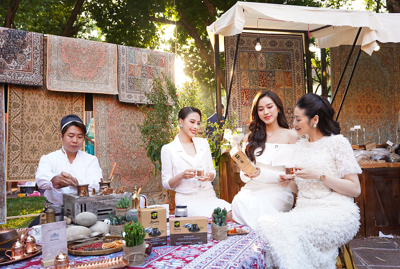 Hoa hậu Đỗ Hà, Á hậu Ngọc Hằng và Á hậu Tú Anh thích thú trải nghiệm những không gian độc đáo và đặc sắc về 3 nền văn minh cà phê tại sự kiện ra mắt thương hiệu sản phẩm mới G7 Gold.