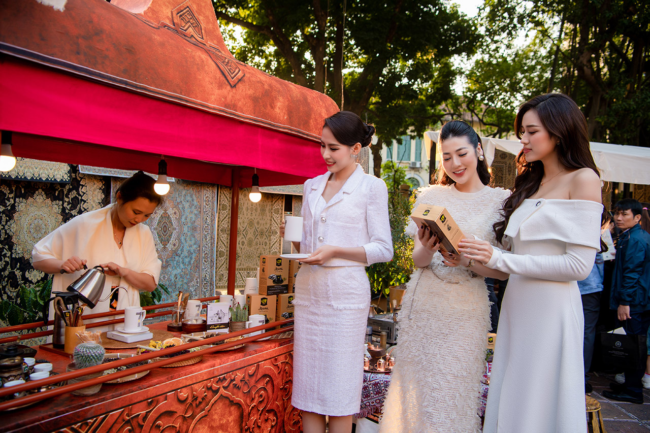 Hoa hậu Đỗ Hà, Á hậu Ngọc Hằng và Á hậu Tú Anh bất ngờ với những ly cà phê G7 Gold được sáng tạo từ cà phê Robusta Buôn Ma Thuột ngon nhất thế giới, mang hương vị 3 nền văn minh cà phê.