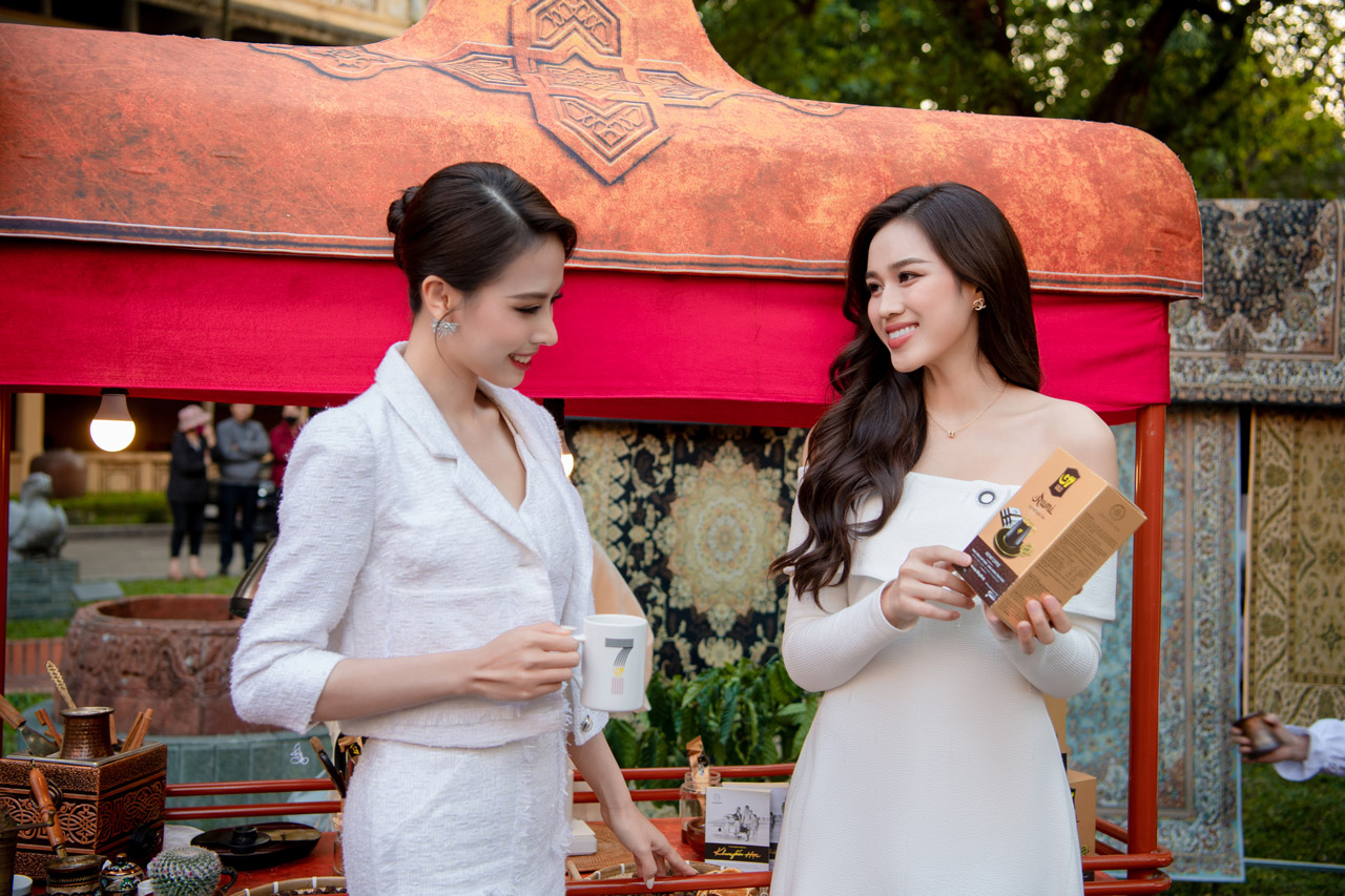 Á hậu Ngọc Hằng và Hoa hậu Đỗ Hà ấn tượng với hệ sản phẩm mới G7 Gold – thế hệ cà phê hòa tan đầu tiên mang hương vị 3 nền văn minh cà phê.