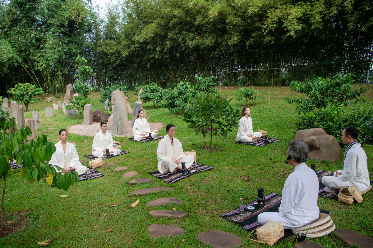 Các người đẹp Hoa hậu Hoà bình quốc tế 2023 trải nghiệm thực hành Thiền cà phê tại vườn Zen trong Khu đô thị Thành phố Cà phê.