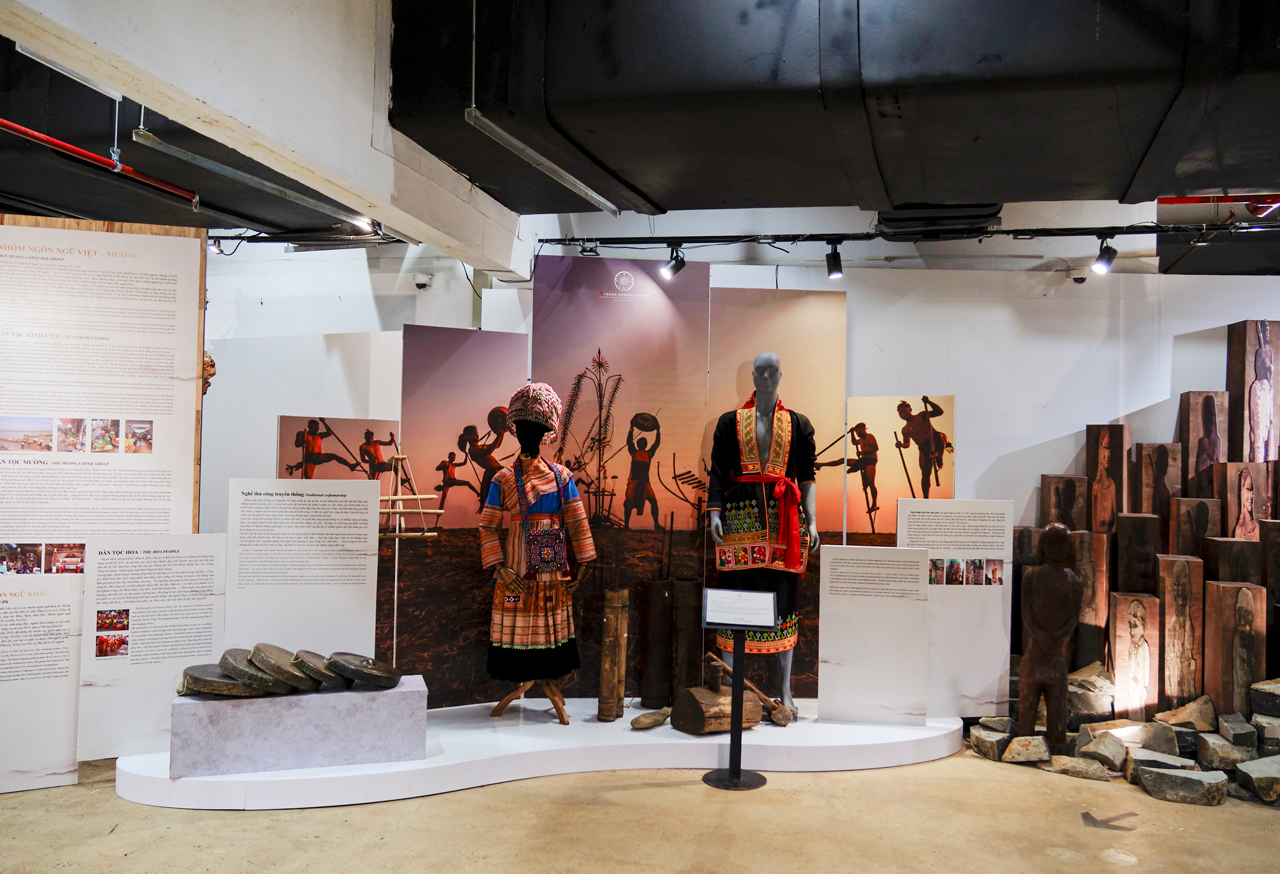 Một không gian trưng bày, tái hiện về văn hóa cộng đồng bản địa Tây Nguyên tại triển lãm.