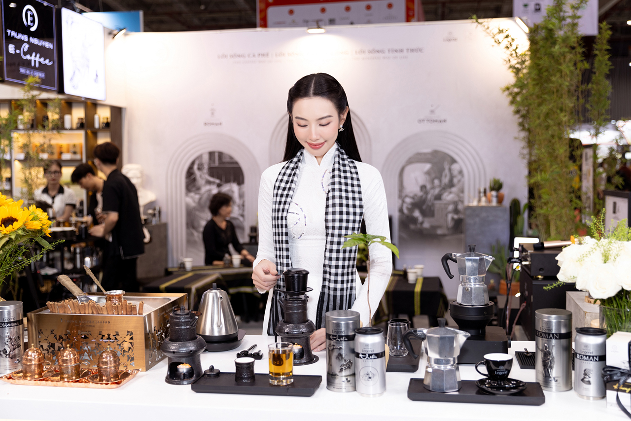 Hoa hậu Hòa bình Quốc tế Thùy Tiên trải nghiệm những phong cách thưởng lãm cà phê khác biệt theo 3 nền văn minh cà phê thế giới tại Trung Nguyên E-Coffee.