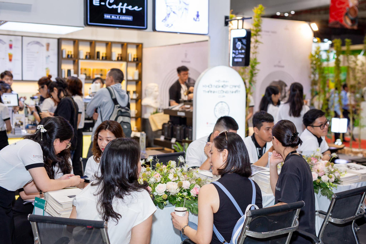 Đông đảo đối tác, khách hàng tham gia tư vấn, mong muốn khởi nghiệp thành công cùng Trung Nguyên E-Coffee tại Café Show Việt Nam 2024.