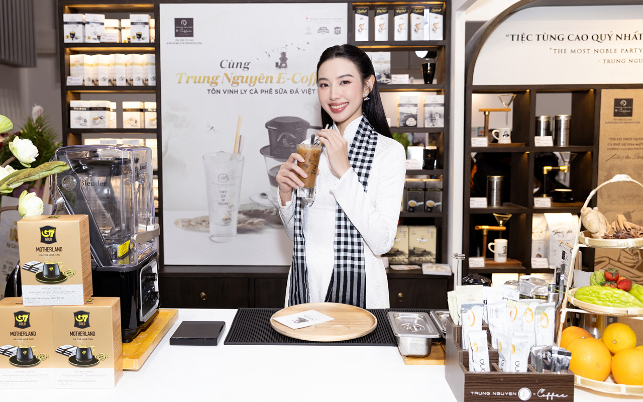 Hoa hậu Hòa bình Quốc tế Thùy Tiên trải nghiệm cà phê sữa đá